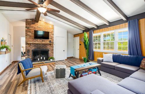 Luray House | River Access Cabin w Hot Tub, Deck, Grill, & Wifi