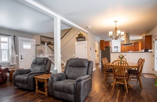 Kalispell Cottage | River access! Kid friendly 3 bed home, huge yard!