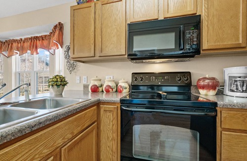 Pigeon Forge Cottage | River Breeze, WIFI, $685 FREE tickets each paid day!