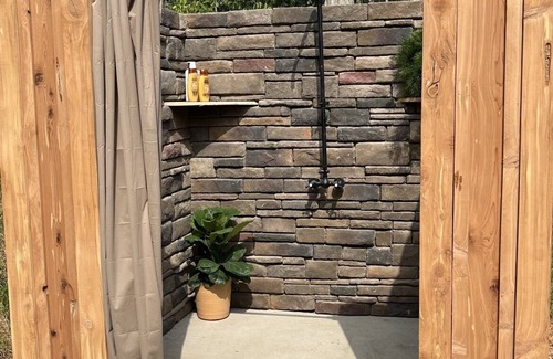 Tazewell Cabin | RIVER CABIN - FISHING. KAYAKING. FIRE PIT. OUTDOOR SHOWER
