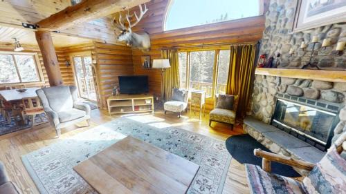 Red River House | River Chant Lodge - Hot Tub - On The River - WiFi - Satellite - Washer - Dryer - Large Deck - Wood Burning Fireplace - Fire Pit