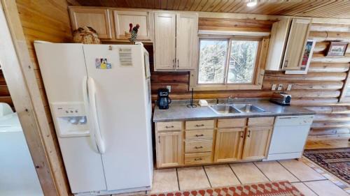 Red River House | River Chant Lodge - Hot Tub - On The River - WiFi - Satellite - Washer - Dryer - Large Deck - Wood Burning Fireplace - Fire Pit