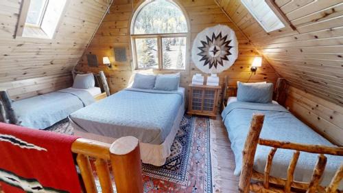 Red River House | River Chant Lodge - Hot Tub - On The River - WiFi - Satellite - Washer - Dryer - Large Deck - Wood Burning Fireplace - Fire Pit