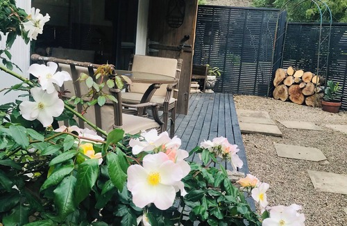 Katikati Cabin | River cottage- romantic country getaway, fire pit, bath tub, and sauna access.