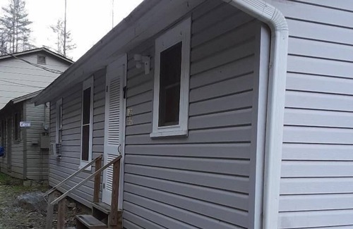Chimney Rock Cabin | River Cottage, sleeps 4, beautiful river view.
