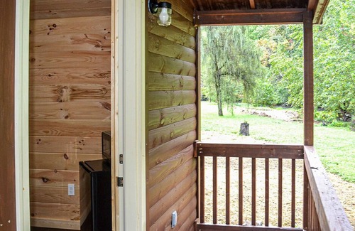 Harrogate Cabin | River Forge Cabin 54 - Cozy and Rustic 1 Bedroom Cabin - Creek Front
