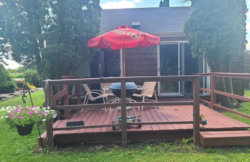 Fremont Cottage | River Front Cottage/Private Dock-Walk to Bar/Restaurants