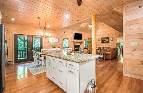 Talking Rock Cabin | River Front Escape Luxury Lodge, secluded nestled b/w Carter's Lake and Ellijay