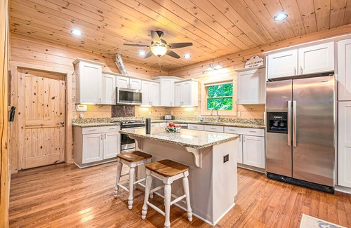 Talking Rock Cabin | River Front Escape Luxury Lodge, secluded nestled b/w Carter's Lake and Ellijay