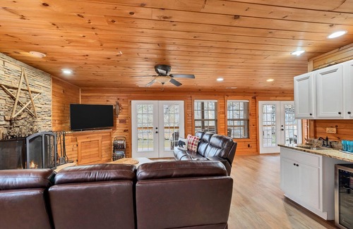 Walland Cabin | River Frontage♥Outdoor Fireplaces♥Hot Tub♥3 King Masters♥Secluded♥Easy Access