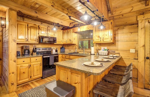 Suches Cabin | River Haven - Elegant Cabin Tucked Away on the Toccoa River