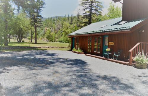 Ruidoso House | River Hideout: One Bedroom Duplex Cottage ON THE RIVER!