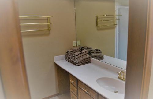 Ruidoso House | River Hideout: One Bedroom Duplex Cottage ON THE RIVER!