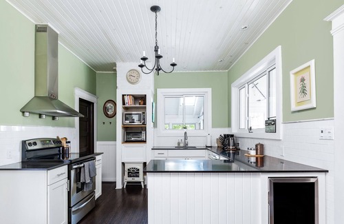 Bracebridge House | River house a 5 min walk from downtown. Big yard and private dock.