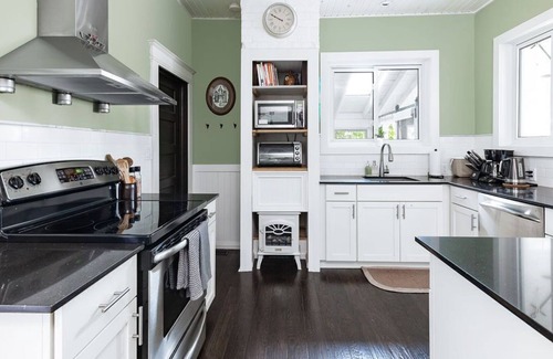 Bracebridge House | River house a 5 min walk from downtown. Big yard and private dock.