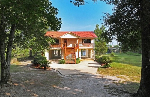 D'Iberville House | River house Biloxi sleeps 12 huge outdoor entertainment area with life size game