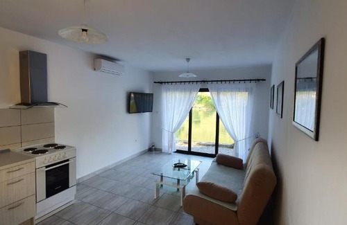 Hodbina Apartment | River House Buna