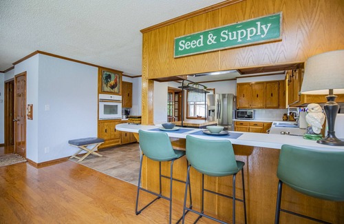 Siloam Springs Cabin | River House, kayak, fishing, king beds, riverfront