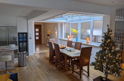 Richmond-upon-Thames House | River House with Heated Pool (Apr-Sep), Parking & Garden