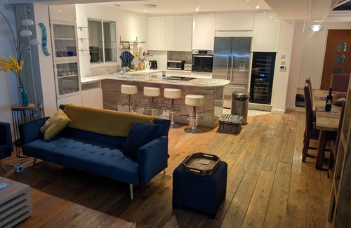 Richmond-upon-Thames House | River House with Heated Pool (Apr-Sep), Parking & Garden