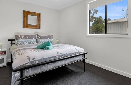Seymour House | River Life - Holiday Home with Secluded Riverbank