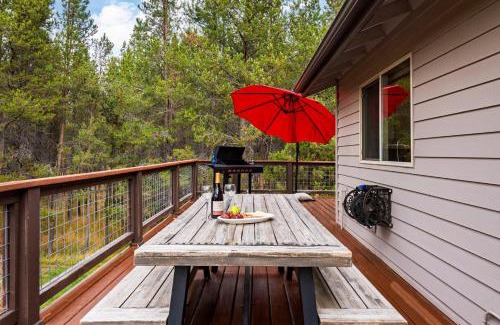 Three Rivers House | River Meadows by AvantStay Near River w Hot Tub Access to Private Boat Ramp