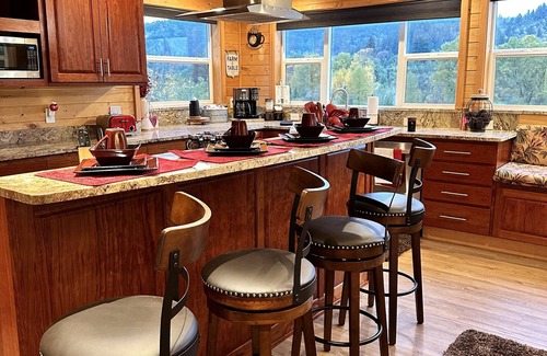 Brookings House | River Oasis, all the comforts of home, with the beauty of the Chetco River!