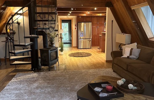 Brookings House | River Oasis, all the comforts of home, with the beauty of the Chetco River!