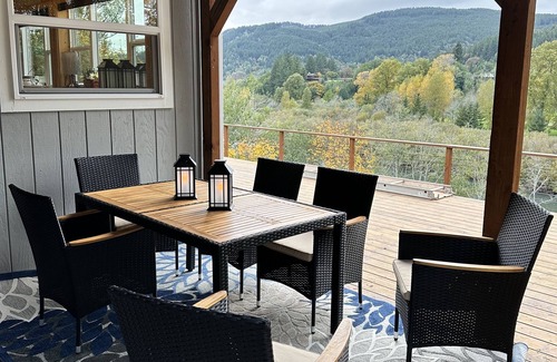 Brookings House | River Oasis, all the comforts of home, with the beauty of the Chetco River!