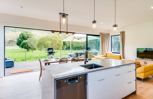 Tuki Tuki House | River Range Cottage - Havelock North Holiday Home