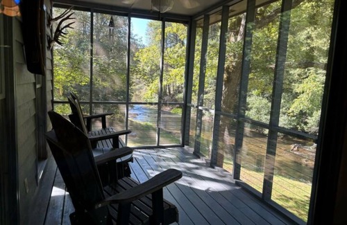 Suches Cabin | River Rapids Cabin - Books, Woodstove, Firepit, on the Toccoa River!