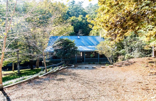Suches Cabin | River Rapids Cabin - Books, Woodstove, Firepit, on the Toccoa River!