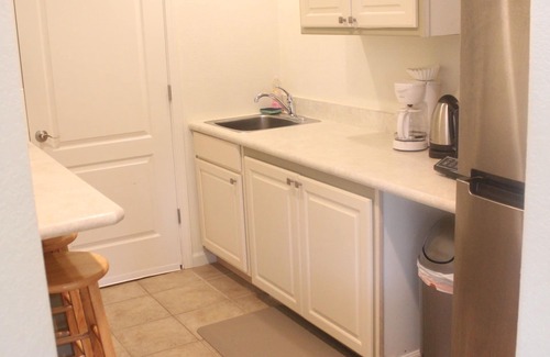 Lake Redding Apartment | River Retreat Luxury King Studio with Jacuzzi bath, Kitchen, near river.