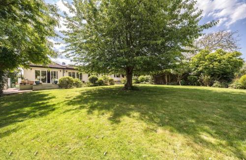 Staines Apartment | RIVER RETREAT- near Holloway U, Thorpe Park and Heathrow airport
