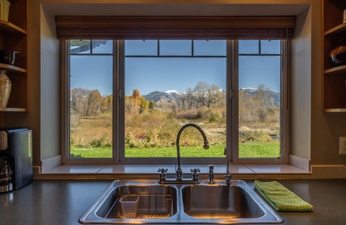 Bozeman House | River's Bend Retreat - Fishing on the East Gallatin River with Mountain Views