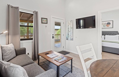 Fredericksburg Cottage | River's Edge Cottage with private hot tub, waterfront locale & river views
