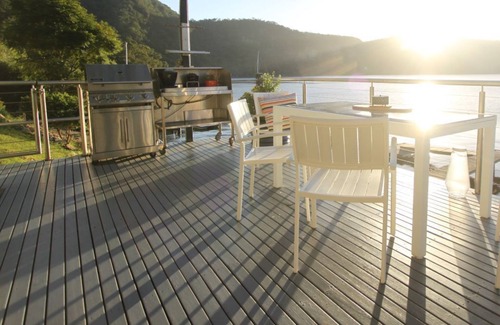 Bar Point House | river specials .DYARUBBIN. fireside living HAWKESBURY RIVER spectacular views