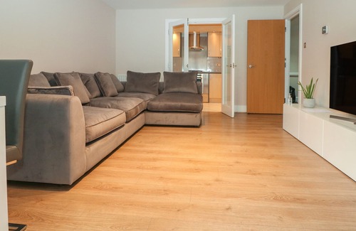 Grove Apartment | RIVER VIEW – KINGSTON, family friendly in Kingston Upon Thames