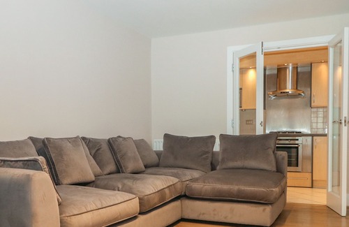 Grove Apartment | RIVER VIEW – KINGSTON, family friendly in Kingston Upon Thames