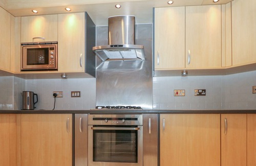 Grove Apartment | RIVER VIEW – KINGSTON, family friendly in Kingston Upon Thames
