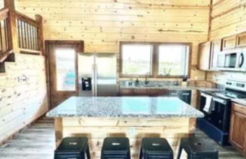 Golden Cabin | River View | 3 bedroom | Hot Tub | 7 guest