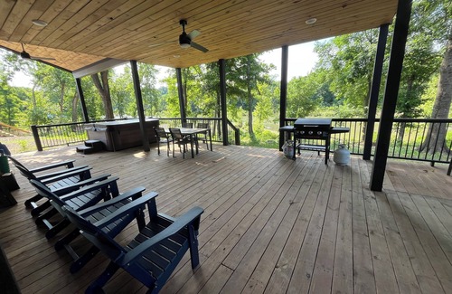 Golden Cabin | River View | 3 bedroom | Hot Tub | 7 guest