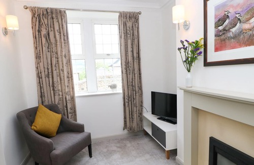 Corbridge Cottage | RIVER VIEW, character holiday cottage, with a garden in Corbridge