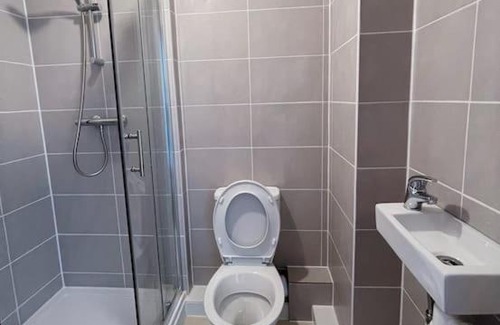 Hillingdon Apartment | River view flat close to Heathrow/Windsor