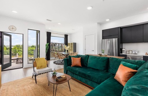 North Capitol Condo | River View High-End Condo with Private Patio and FREE Parking