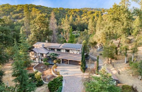 Oakhurst House | River View Retreat Sleeps 16/hot tub/basketball court
