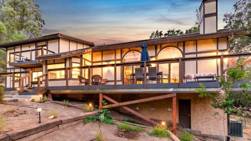 Oakhurst House | River View Retreat Sleeps 16/hot tub/basketball court