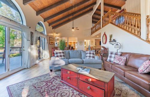 Oakhurst House | River View Retreat Sleeps 16/hot tub/basketball court