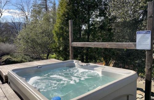 Oakhurst House | River View Retreat Sleeps 16/hot tub/basketball court