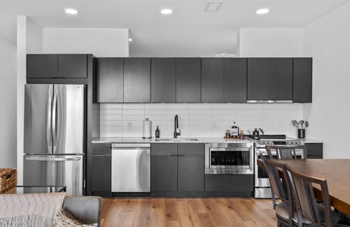 North Capitol Apartment | River View-Walk to Broadway and Bridgestone Arena